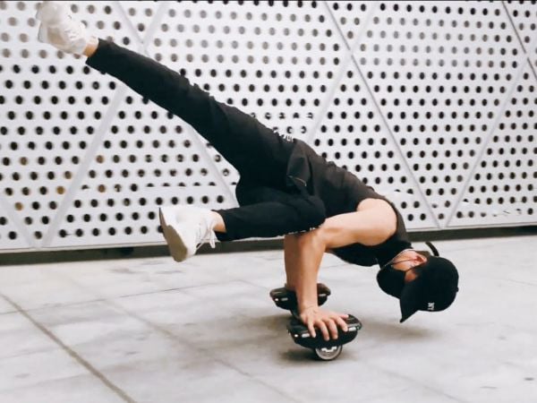 足に履くセグウェイ？ローラースケート感覚で動ける「Hovershoes