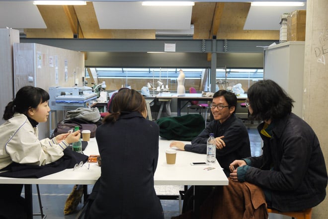 テーブルで座談会をするセントラル?セント?マーチンズの日本人学生