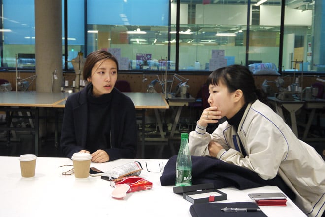 テーブルで座談会をするセントラル?セント?マーチンズの日本人学生