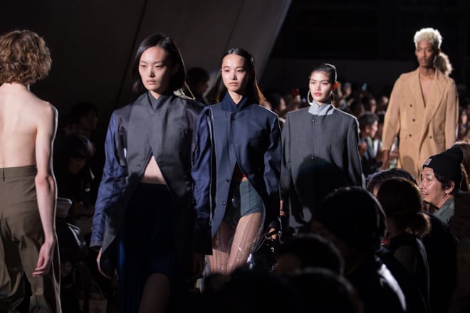 ファッションブランド「トーガ」が国立新美術館で発表した2018年春夏コレクションのランウェイを歩くモデル