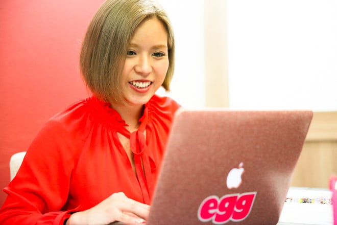 インタビューを受けるギャル雑誌「エッグ(egg)」編集長の赤荻瞳