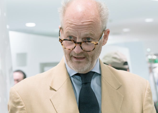 インタビューを受けるカルティエのヴィンテージ収集家のハリー・フェイン氏