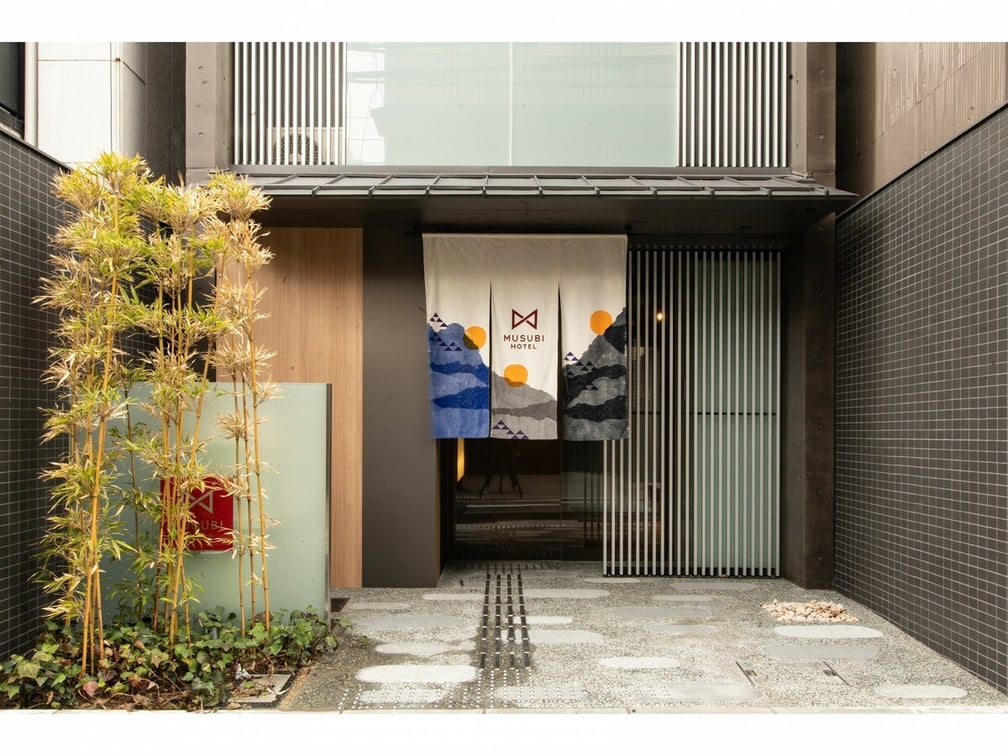 京都の「ムスビホテル 京都四条大宮」の入り口