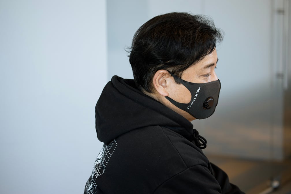 デュアルバルブマスク着用 ベイクルーズ 杉村茂社長