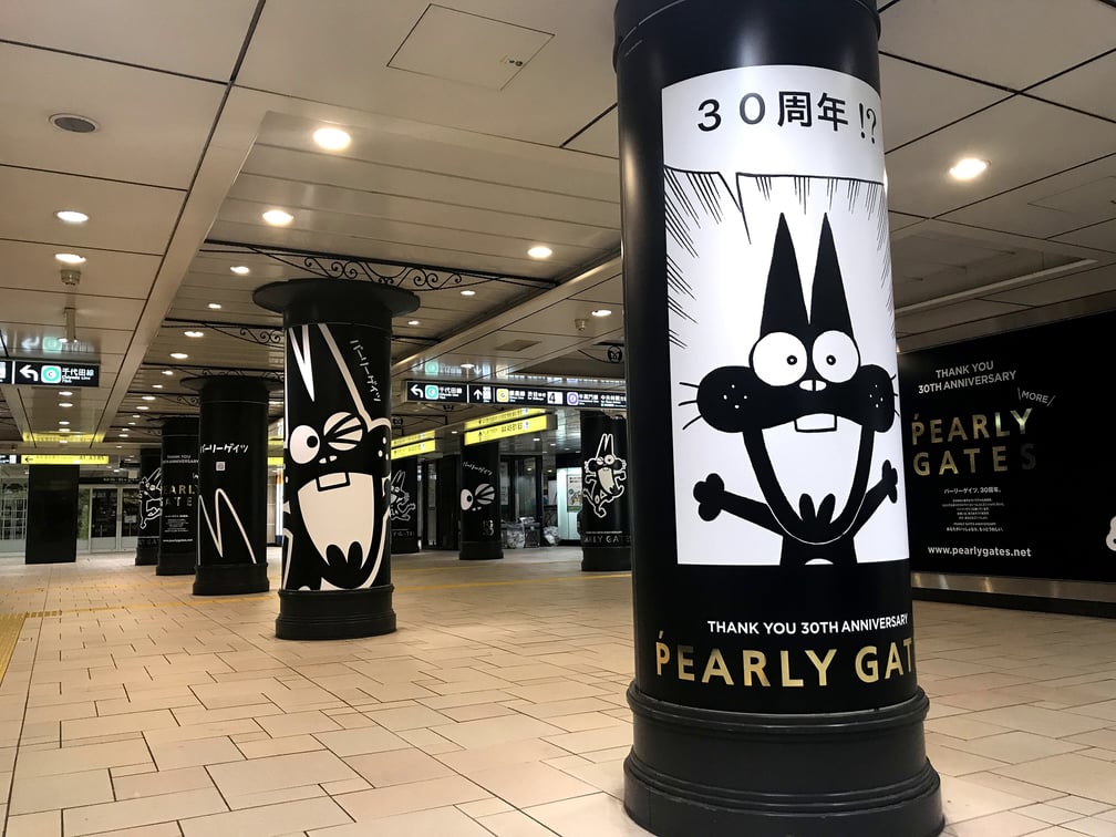 パーリーゲイツ 表参道地下鉄広告ジャックの様子