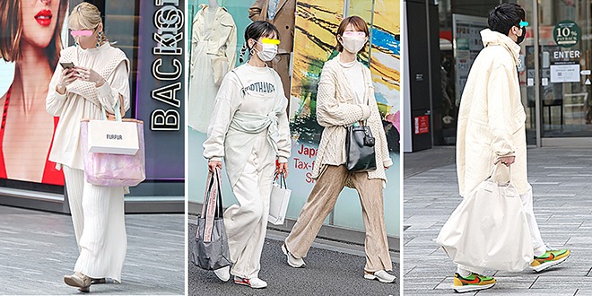 (写真左から)とにかく白・オフホワイトで全身をまとめたコーディネートが多かった。デザインに特徴のあるアイテムをレイヤードでアレンジしているのも特徴。ヘアカラーもハイトーンで一体感をもたらしているのがポイント(渋谷)/ペールトーンや茶ベージュ系も継続して人気。より淡く白っぽいコーディネートが目立った(原宿)/全身白・オフホワイトのコーディネートにプレイフルなナイキのスニーカーが効いている。ミニマムではない、ボリューム感をあわせた白の着こなしが旬だ(渋谷)。