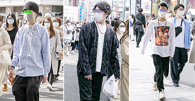 (写真左から順に)国内外のラッパーやダンサー等が身に着けたことで人気の、<EVAE MOB(エバーモブ)>と<SALUTE>がコラボした「スマイリー パール ネックレス」。ボタンをきちんと留めたシャツスタイルにプラスして、ヌケ感を醸し出している(原宿)//コロナ禍で手作りする人も多く人気のビーズアクセサリー。女性中心に散見されたが、この春夏は男性にも増えそうだ(原宿)/ゴツめのチェーンネックレスの重ね付けが、リーゼントのようなヘアスタイルと相まってヤンチャな印象。Tシャツは、<Supreme(シュプリーム)>の2019SSのセキンタニ・ラ・ノリヒロとのコラボだ(原宿)。