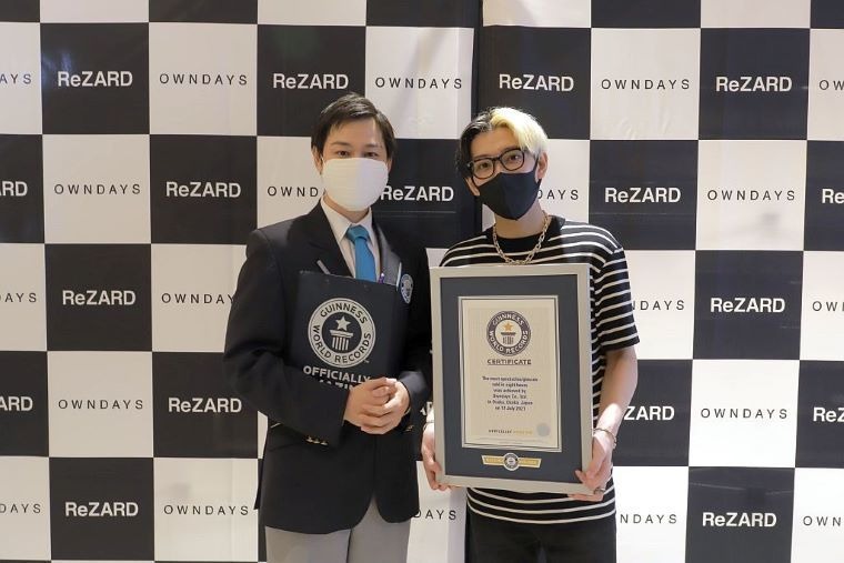 オンデーズ、ユーチューバーのヒカルさん(右)と協業