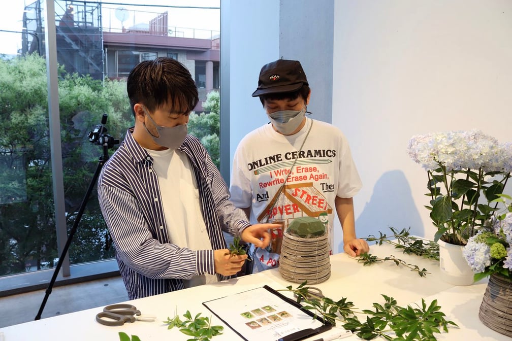 「ニコライ バーグマン フラワーズ & デザイン」でのフラワーアレンジメントスクールの様子