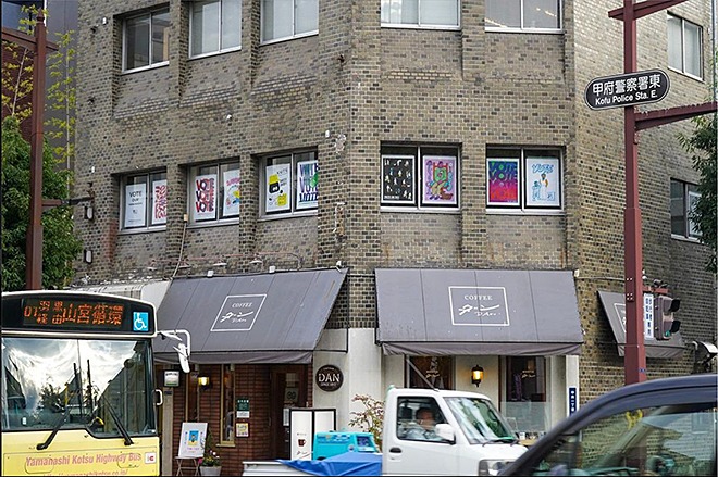 2Fのお店の窓を埋め尽くしたポスター。VEJ 山梨(デジタルクリエイター)@vej_yamanashi