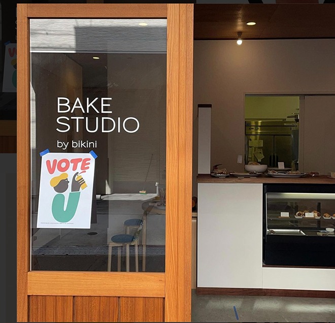 「とにかく、選挙に行こう!」 「#投票ポスター」プロジェクトのポスターが貼られているようす。(BAKE STUDIO by bikini)