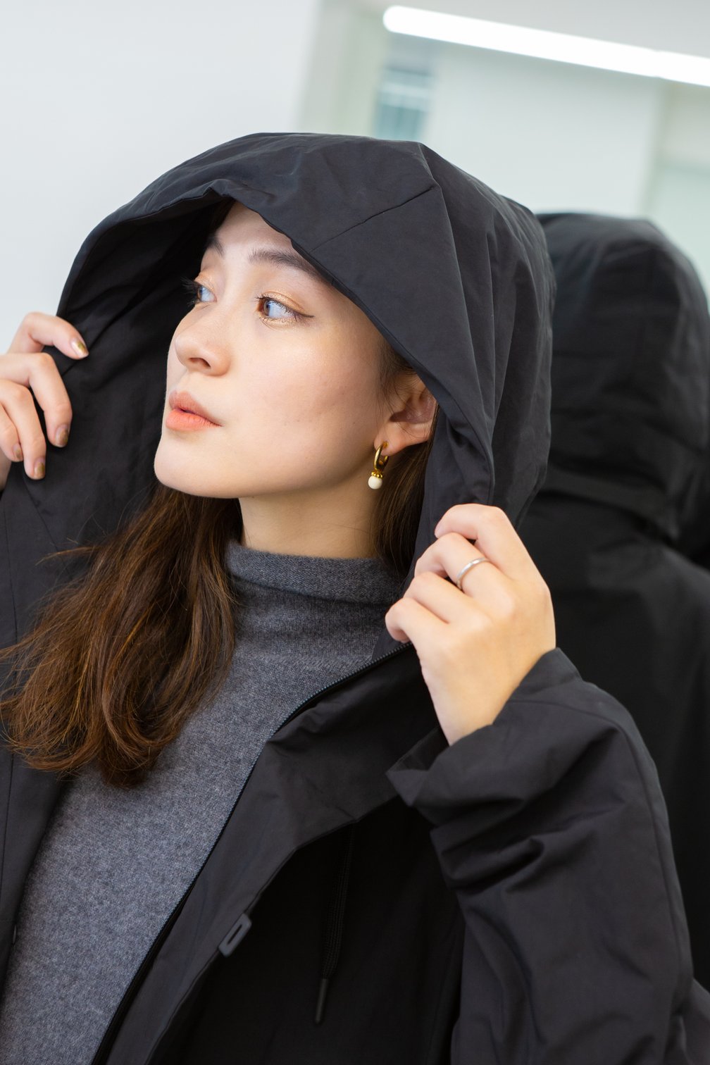 テアトラ コート 女性 着こなし
