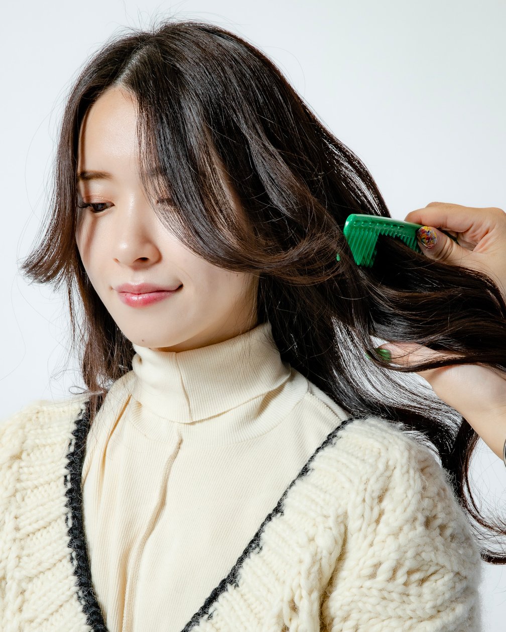 ウエラのルミナススプレーは美しい艶(ツヤ)と質感の美しい髪を叶えてくれます。カラーヘアに影響を与える紫外線や熱、湿気、静電気、摩擦といった日常のダメージ要因から髪を守るオイルスプレーです。
