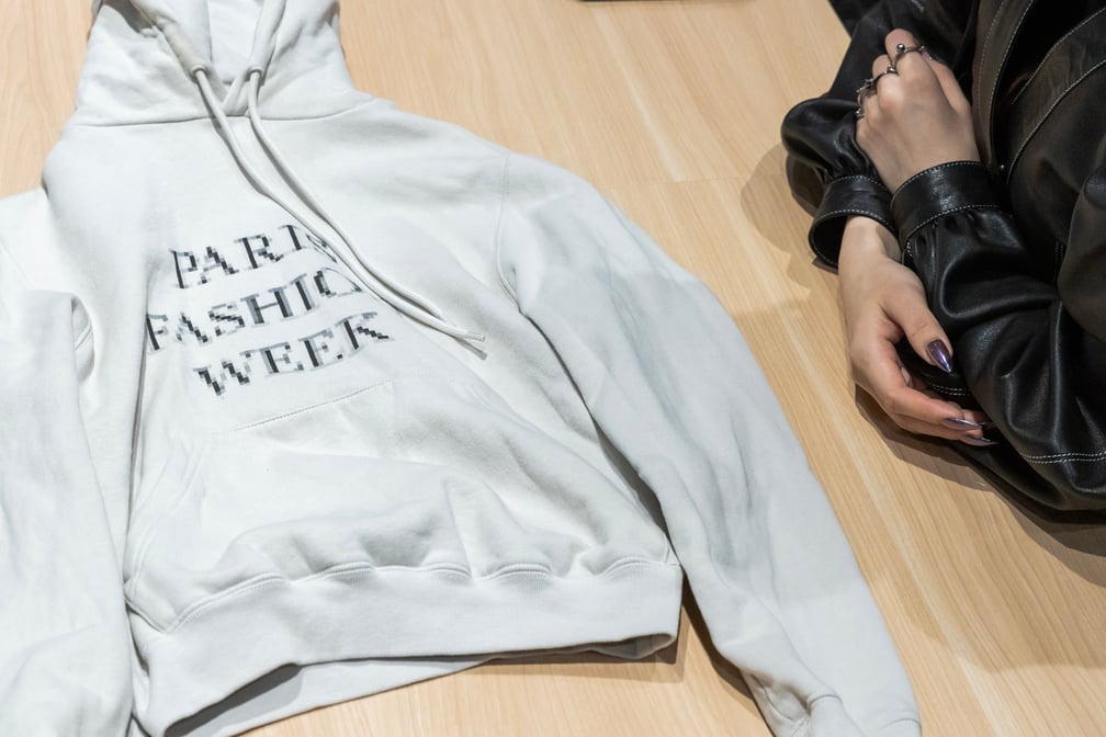 「バレンシアガ」 の“PARIS FASHION WEEK”パーカ