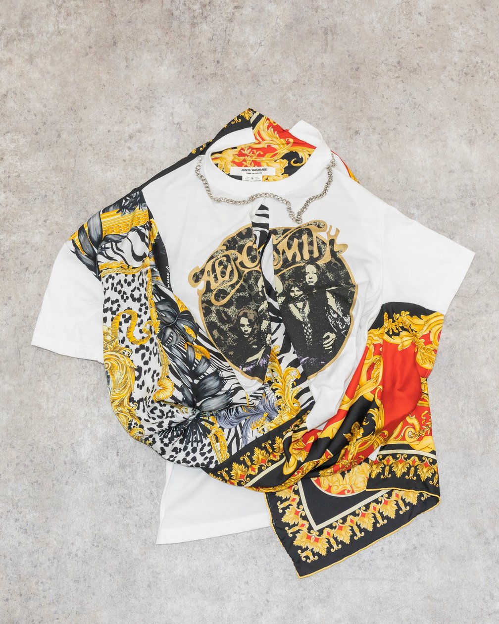 「ジュンヤ ワタナベ」の 「ヴェルサーチェ」のスカーフ付きTシャツ