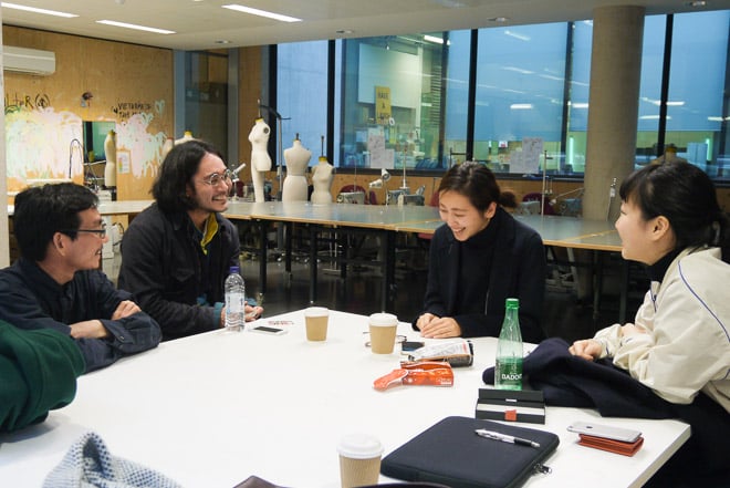 テーブルで座談会をするセントラル?セント?マーチンズの日本人学生
