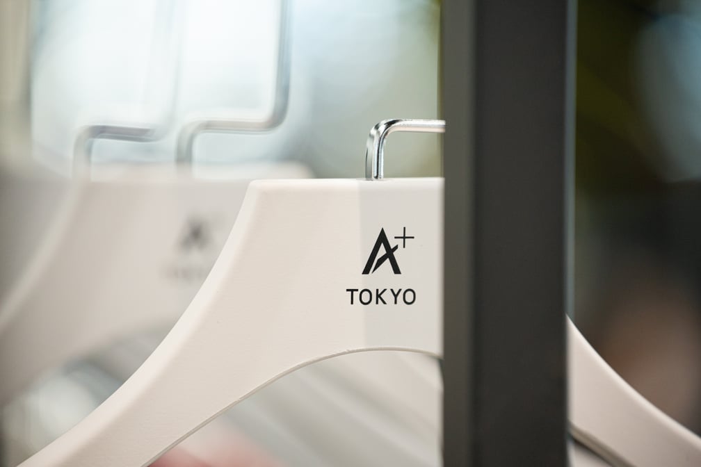 「エープラス トウキョウ」のロゴ