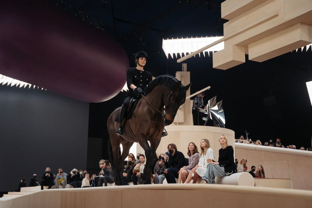 馬に乗ってシャネルのランウェイに登場したシャルロット・カシラギ