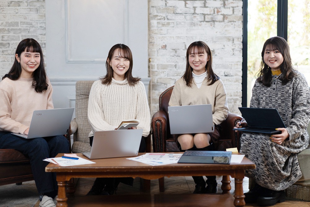 女子大生 4人 レノボのパソコン