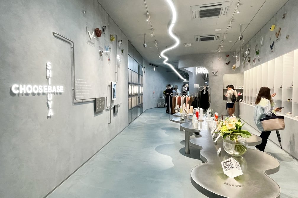 西武渋谷店にオープンしたメディア型OMO店舗「チューズベース シブヤ」
