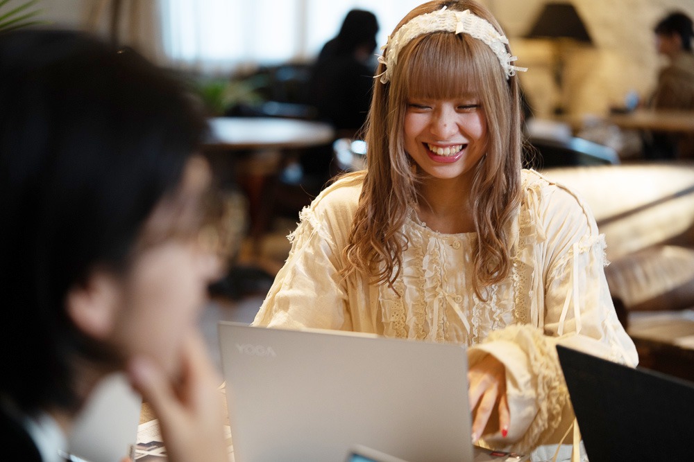 大学生がレノボのパソコンで作業をする様子