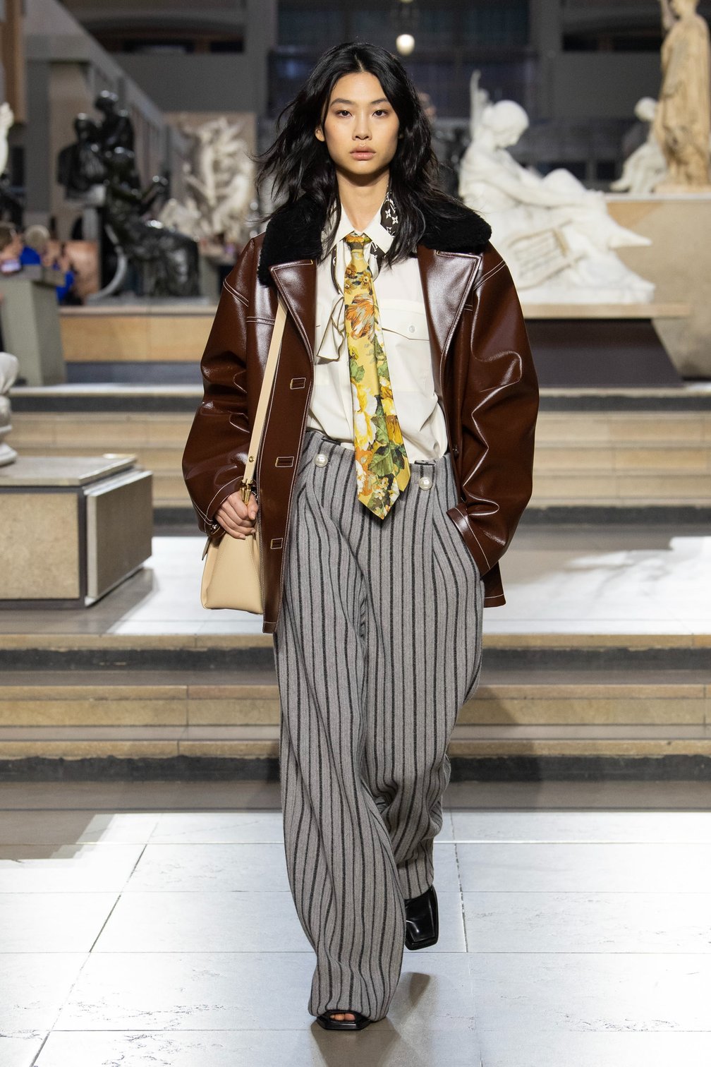 LOUIS VUITTON 2022年秋冬コレクションショーに登場したチャン・ホヨン
