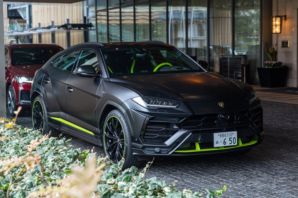黒をベースにグリーンイエローのラインが入った車