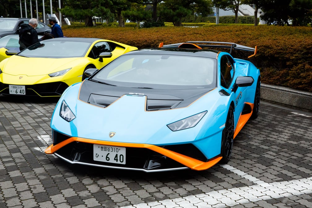 水色にオレンジのラインが入ったランボルギーニ「ウラカン」