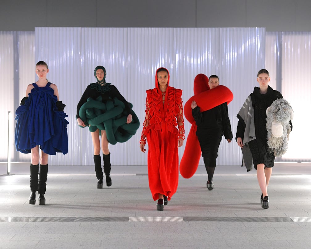 rintaroiinoの卒業コレクションを纏う5人の女性