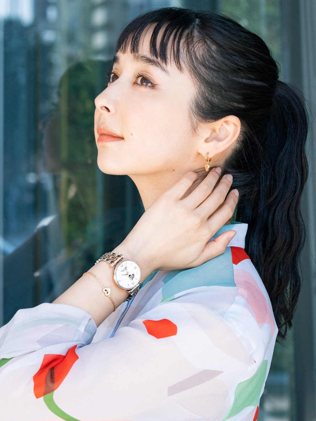 首に手を当てる女性モデル