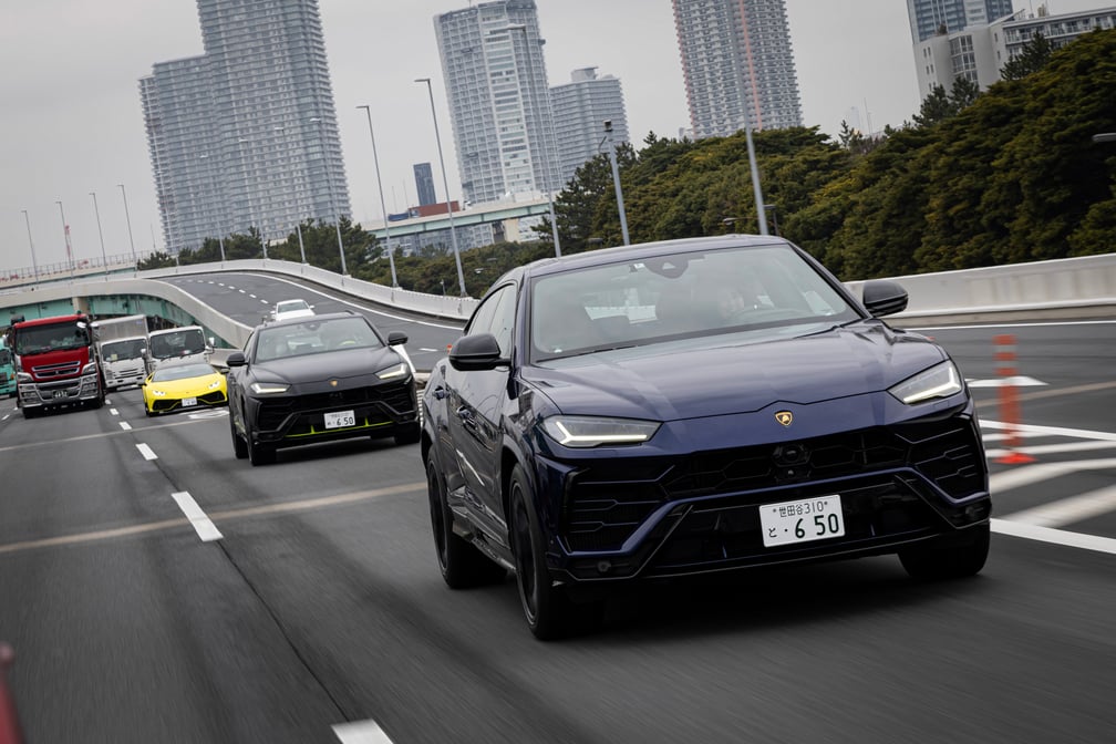 道路を走るランボルギーニ「ウルス」