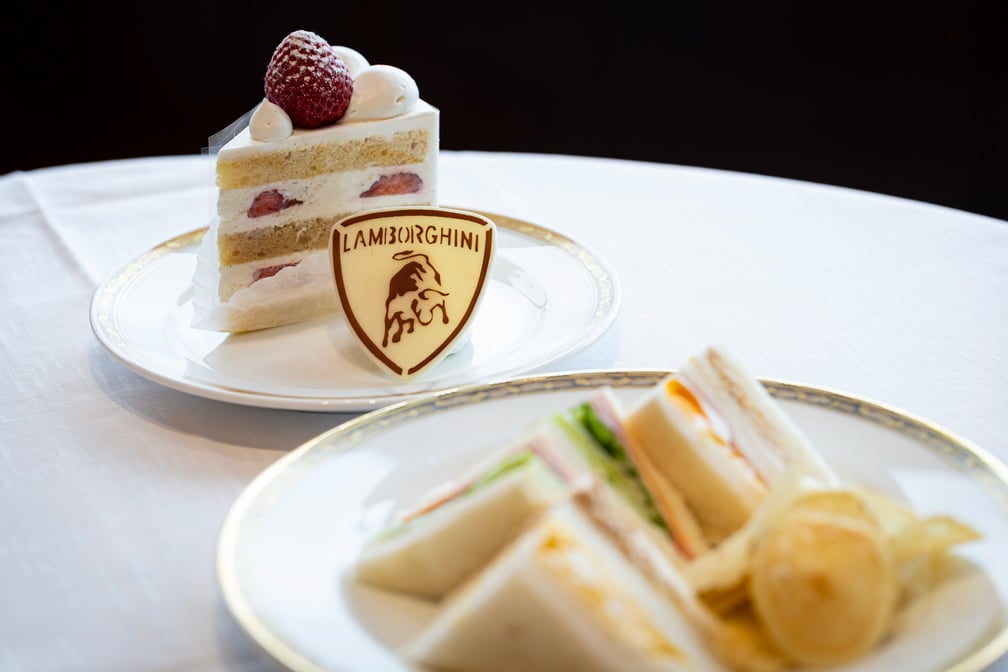 ショートケーキとサンドイッチ