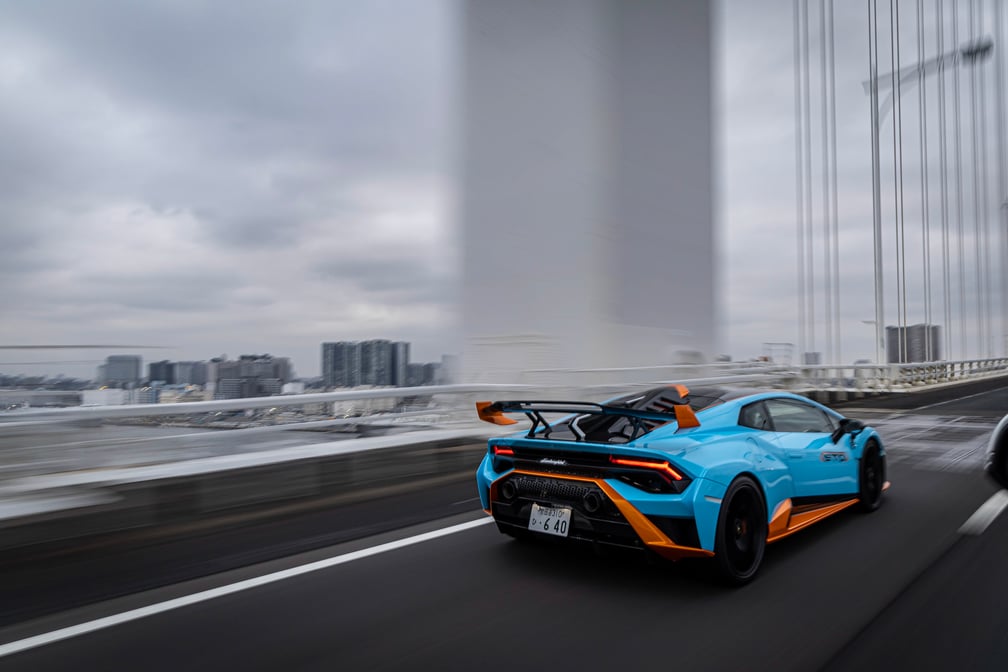 道路を走る水色のランボルギーニ「ウラカン」