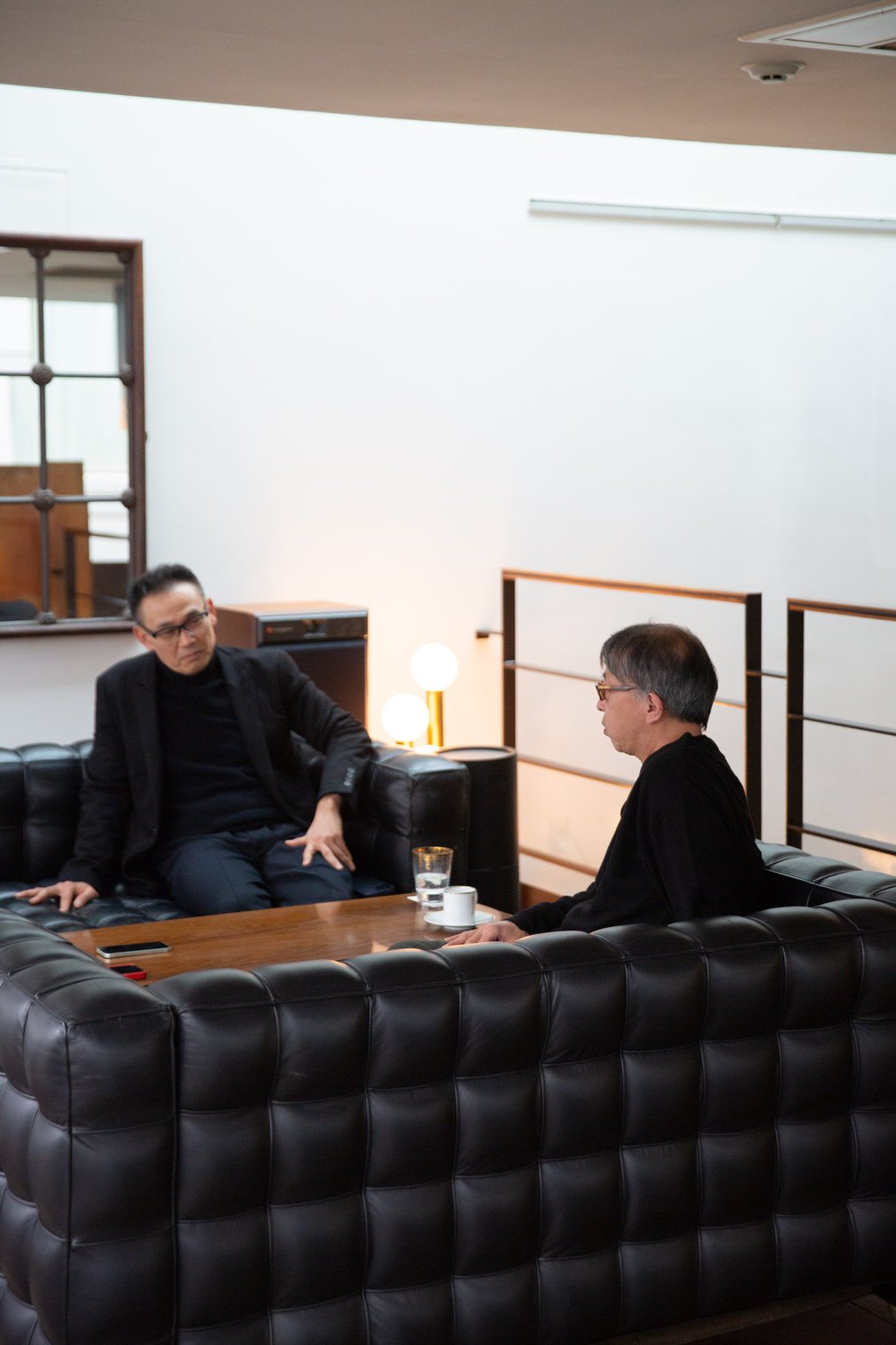 レザー調の黒いソファが置かれた3階フロアで対談