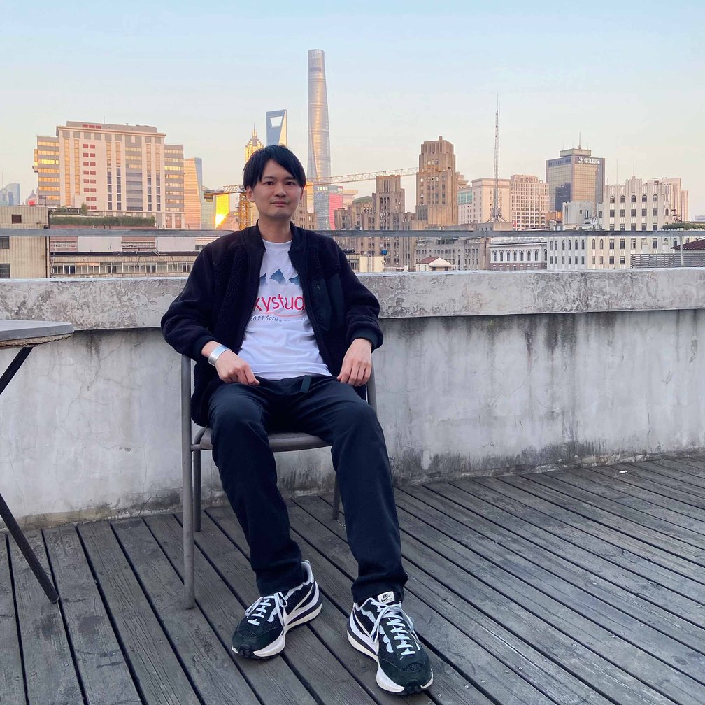 Tシャツを着用した佐藤氏