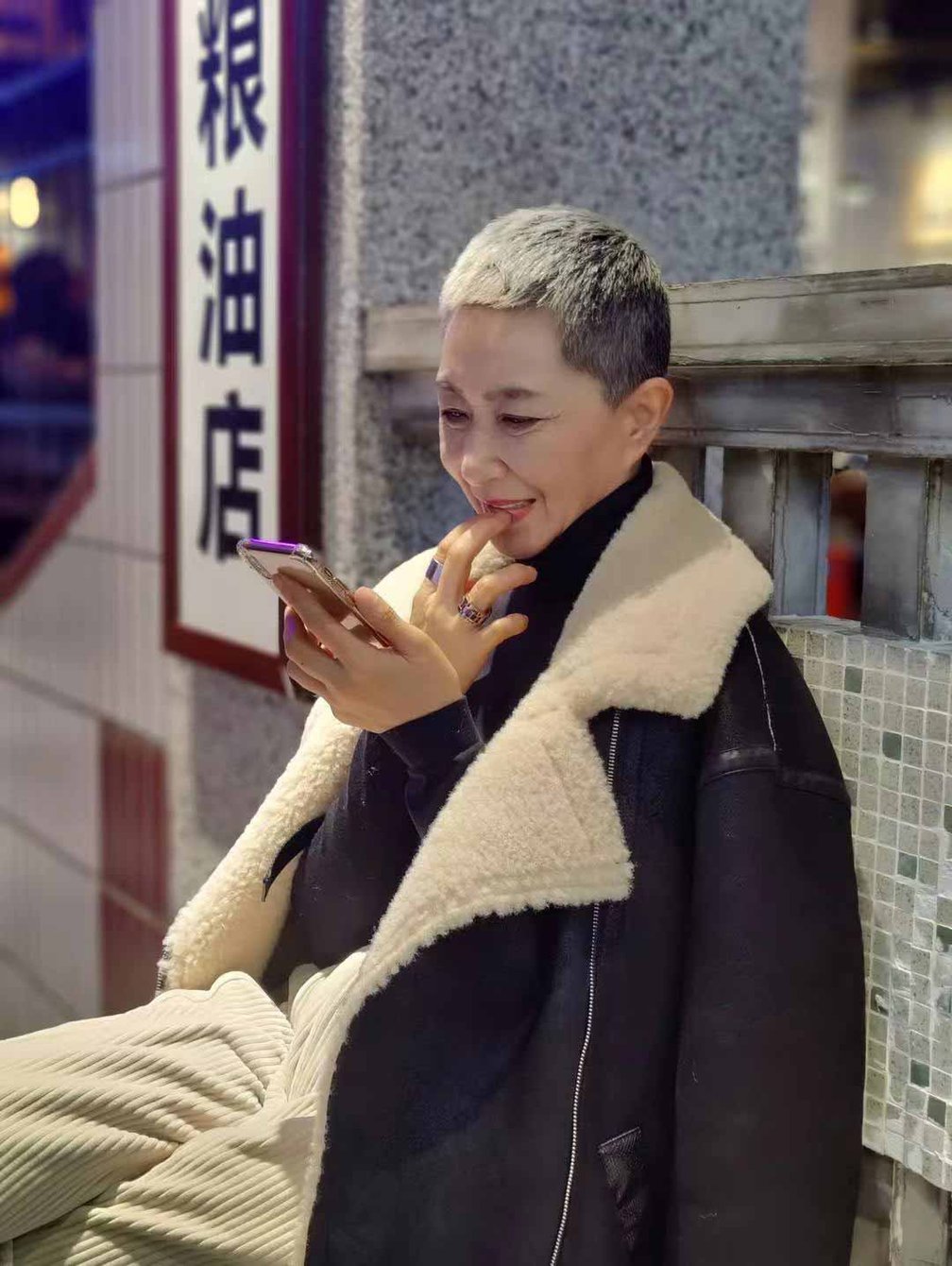 黒いジャケットを羽織るマージェさん