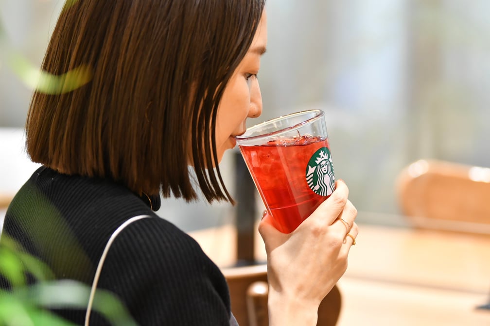 スターバックスが導入する店内用の樹脂製グラス