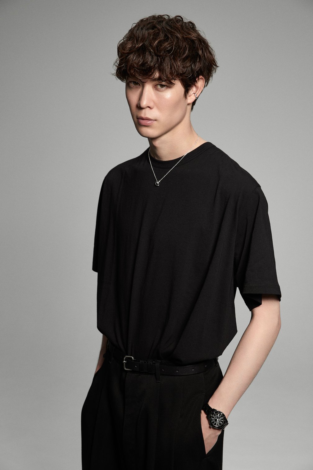 黒いTシャツ姿に腕時計をした宮沢氷魚