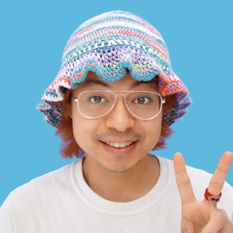 カラフルなハットを被った男性