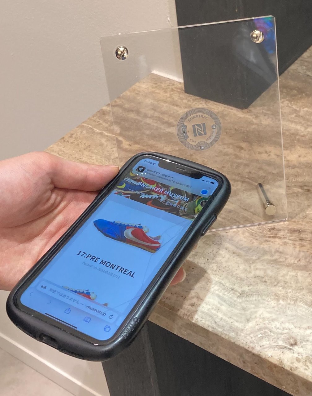 「読めるスニーカー」ガイドのページを開いたスマートフォン