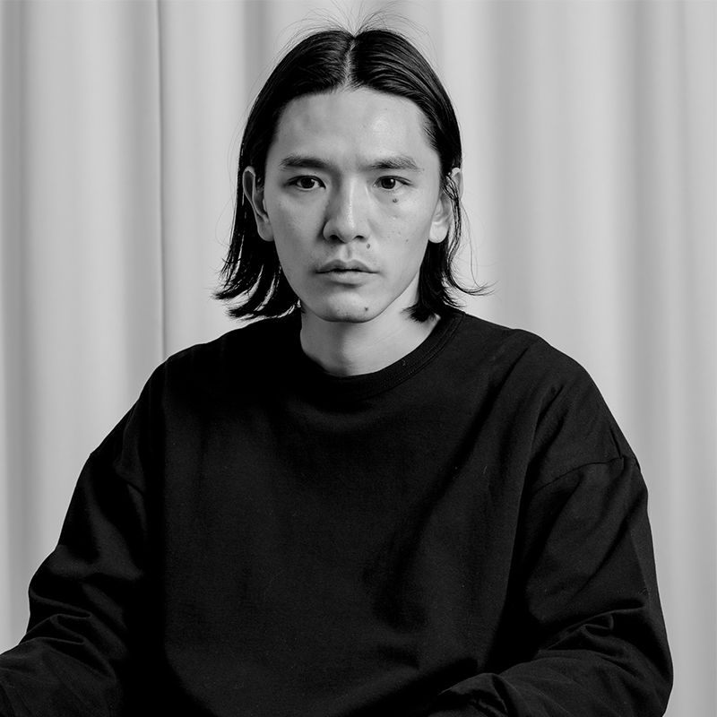 黒い服を着た男性