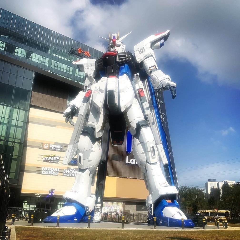 フリーダムガンダム立像
