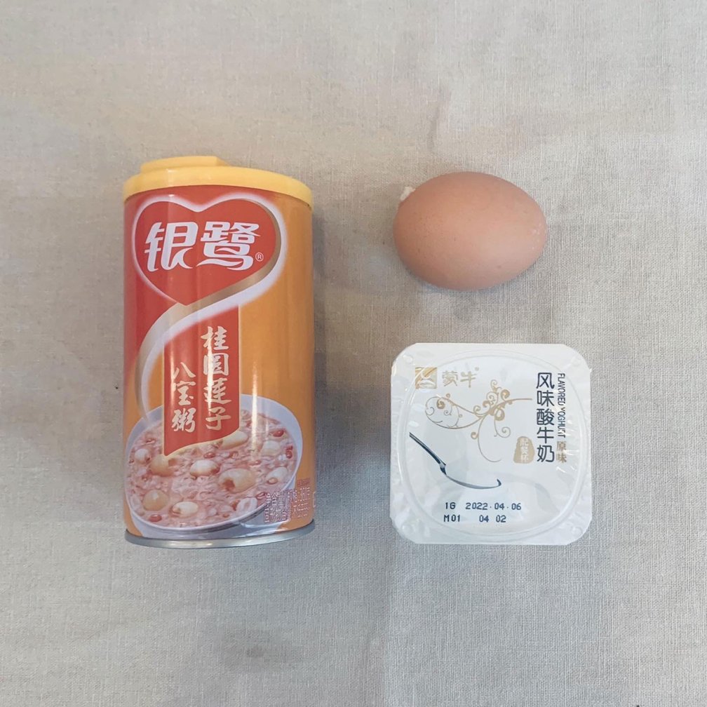 缶に入った八宝粥とゆで卵とヨーグルト