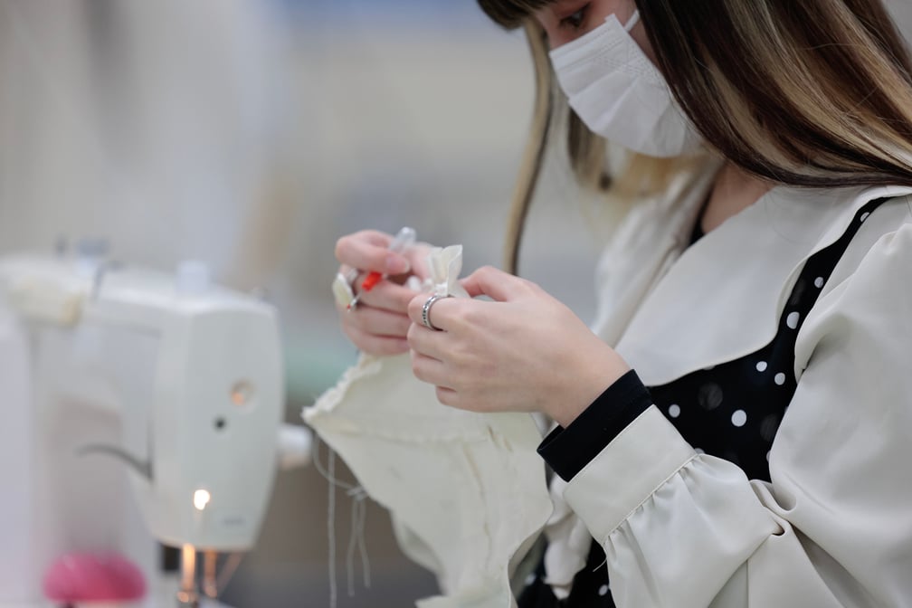 大阪文化服装学院の学生、専門学生の授業中の姿