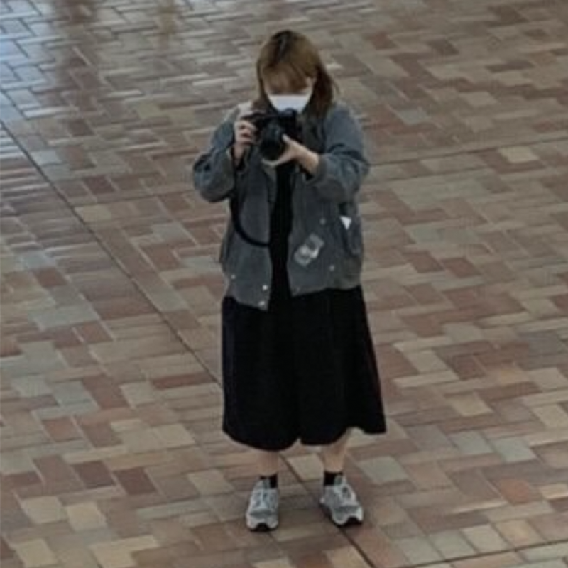 カメラを構えている女性