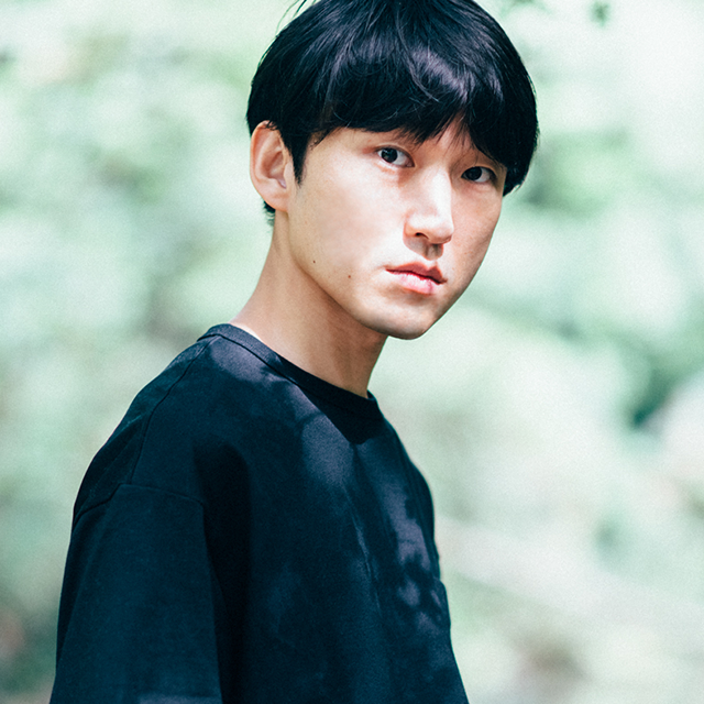 紺色の服を纏った男性
