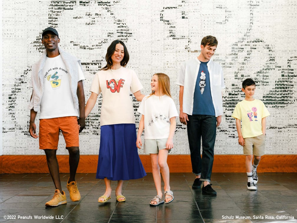Tシャツをきた5人のモデル