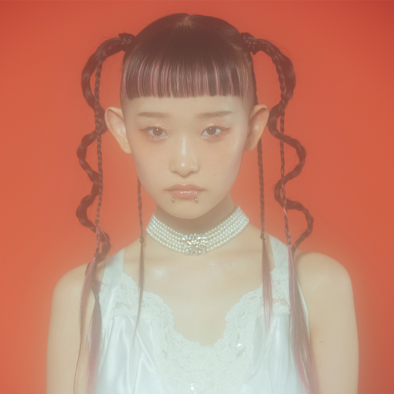 白い洋服を纏った女性