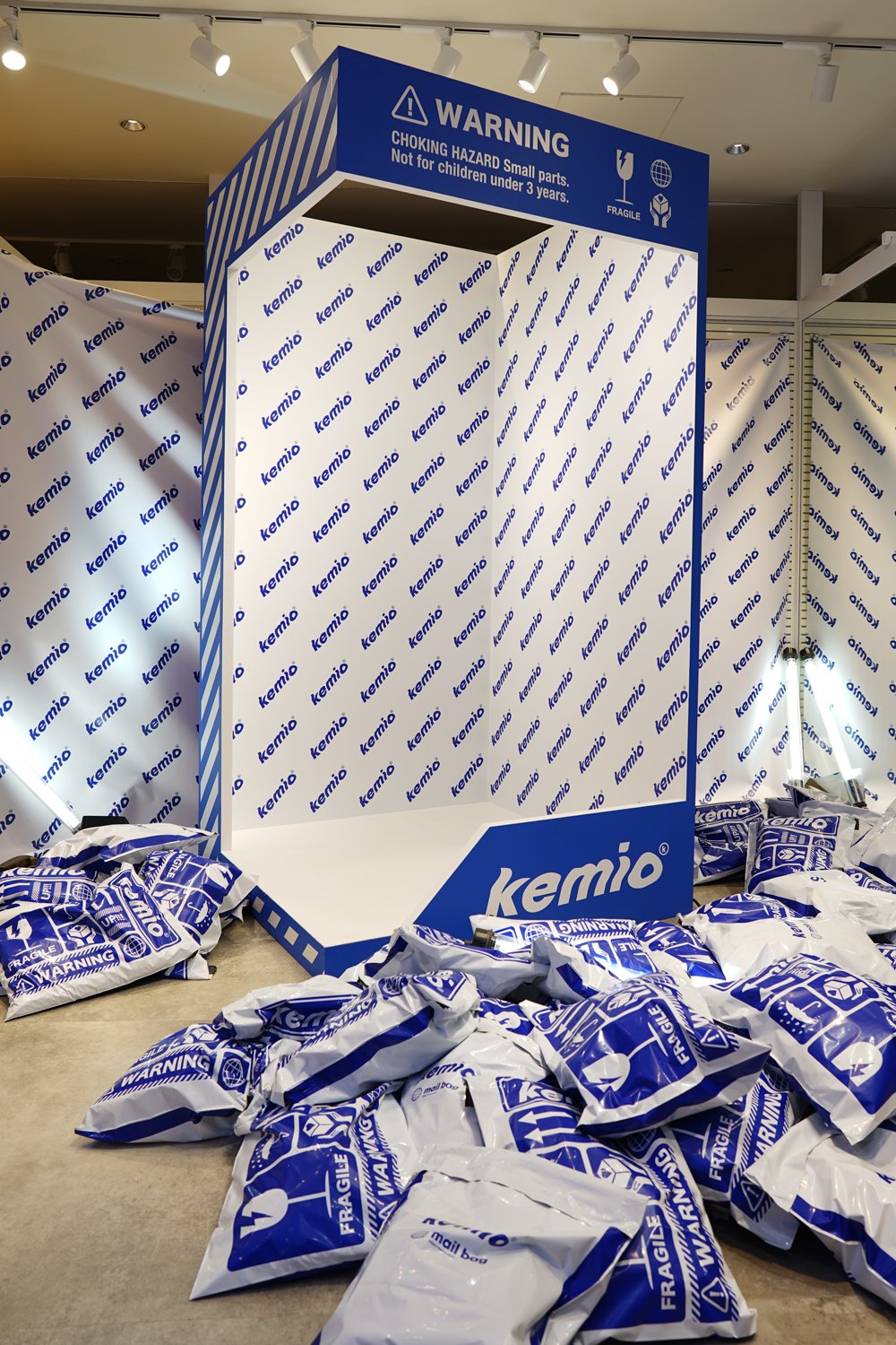 kemio storeの店内に設置されたディスプレイ