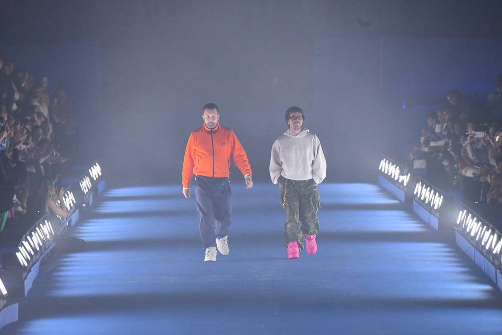 フィナーレに登場したキム?ジョーンズとイーライ?ラッセル?リネッツ